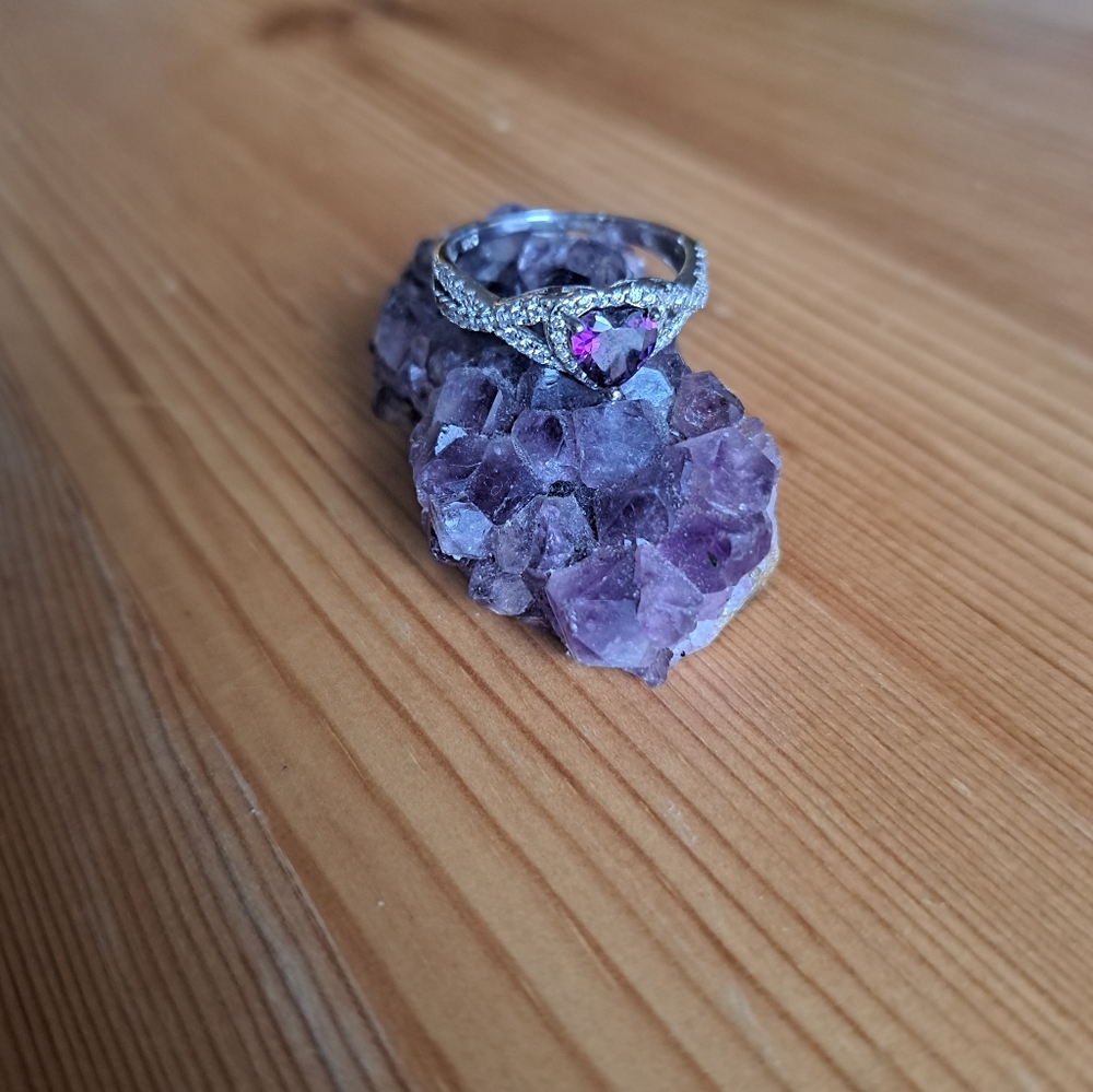 Elegant Silver Ring with Purple Heart Gemstone- Like New